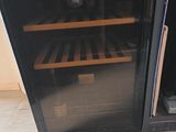 une cave à vin posée dans un coin de la pièce