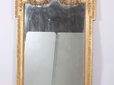un miroir posé sur une table