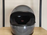 un casque posé sur une étagère dans une pièce