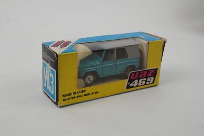une boîte contenant une petite voiture, posée sur une surface blanche