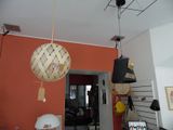 deux lampes suspendues au plafond dans une pièce