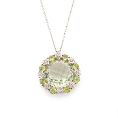 un grand pendentif en cristal vert et blanc, serti de diamants, monté sur une chaîne