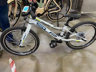 un vélo pour enfant exposé lors d'un salon du vélo