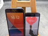 deux téléphones portables posés sur un support en bois