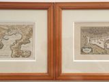 deux tableaux encadrés sur le mur d'une pièce