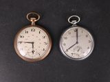 deux types différents de montres de poche sur un fond noir