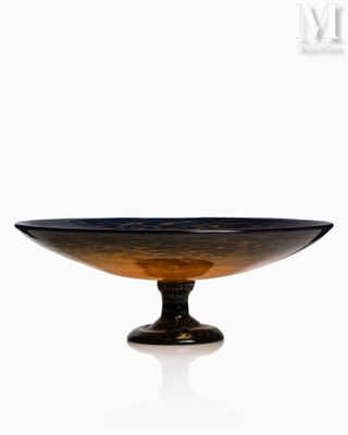 un bol noir avec un socle en bois sur fond blanc