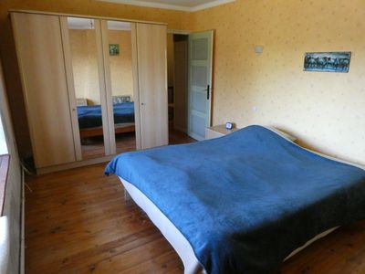 une couverture bleue posée sur un lit dans une chambre