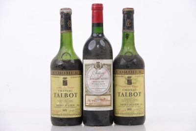 trois bouteilles de vin posées les unes à côté des autres sur une surface blanche
