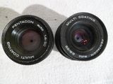 deux objectifs d'appareil photo posés sur une table
