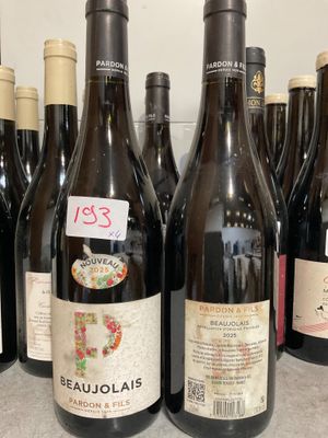 plusieurs bouteilles de vin sont alignées sur un comptoir
