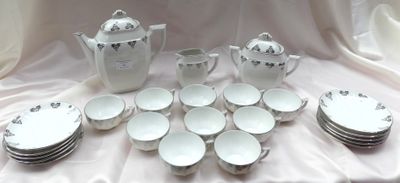 de nombreuses assiettes, tasses et une théière posées sur une table