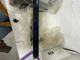 une personne tenant une télécommande dans une boîte