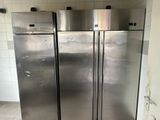 trois réfrigérateurs en acier inoxydable placés côte à côte dans une cuisine