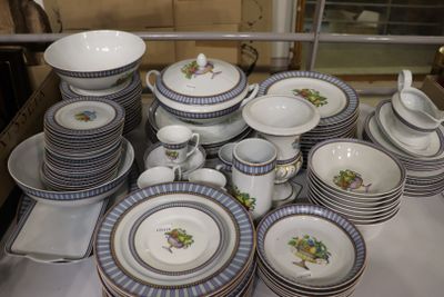 beaucoup d'assiettes et de bols sur la table