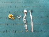 deux bagues et une paire de boucles d'oreilles par terre
