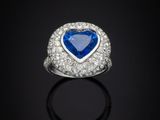 une bague en saphir et diamants en forme de cœur