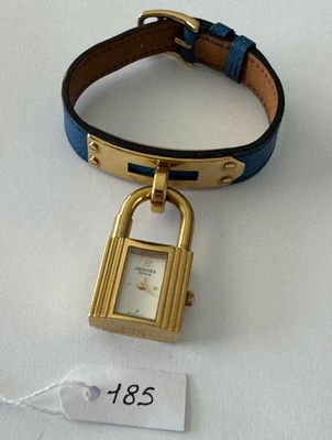 Montre plaquée or, signée - HERMÈS - KELLY - Fond blanc, Bra…
