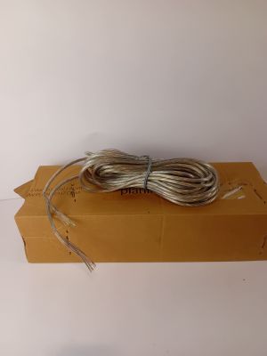 une boîte sur laquelle est posée une corde