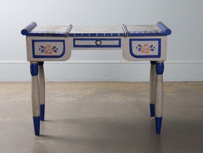 Coiffeuse d'enfant en bois laqué gris à décor floral stylisé…