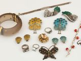 plusieurs bijoux, notamment des bagues, des bracelets, des bagues et des bracelets