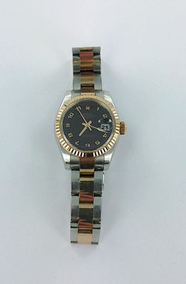 une montre posée sur une surface blanche