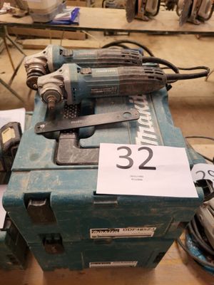 une petite machine posée sur une table