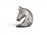 une image représentant une sculpture de tête de cheval sur fond blanc