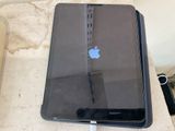 un iPad d'Apple posé sur une table avec un chargeur