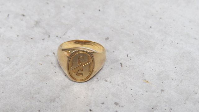 Bague chevalière en or jaune 750 millièmes, le centre de forme ov...
