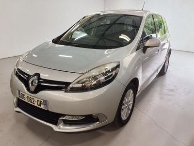 La voiture argentée est garée dans la pièce blanche de l'immeuble.