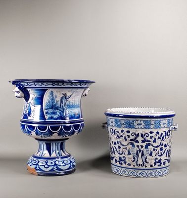 deux vases bleus et blancs posés l'un à côté de l'autre sur une table
