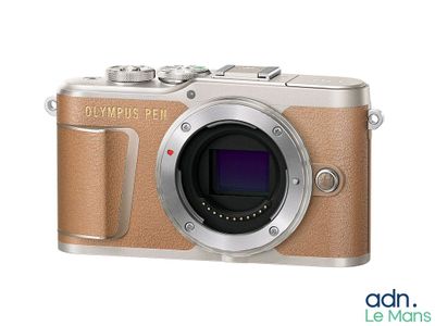 the olympus pen is a compact digital camera with a built in lens