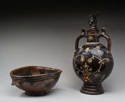 deux vases et un bol posés les uns à côté des autres