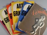 plusieurs livres sont empilés sur une table