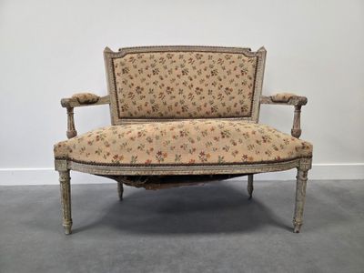 Canapé en bois mouluré blanc, garniture de tissu à fleurs ro…