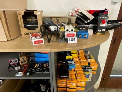 une table sur laquelle se trouvent de nombreux objets différents