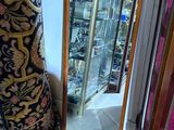 un miroir posé sur le sol à côté d'une chaise