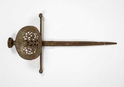 gros plan d'un objet métallique sur une surface blanche