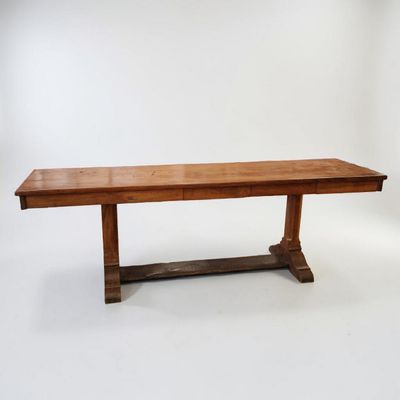 une image d'une table en bois sur fond blanc