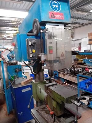 une photo d'un atelier d'usinage avec de nombreuses machines