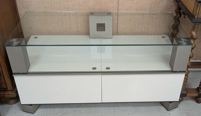 une vitrine en verre avec deux tiroirs en dessous