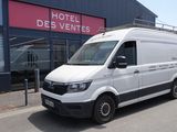 La camionnette blanche est garée devant l'Hôtel des Ventes.