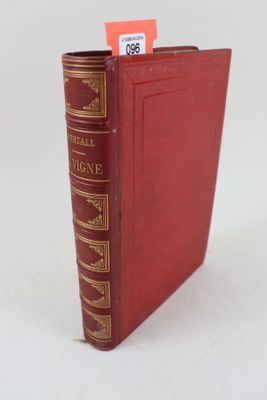 un vieux livre rouge posé sur une table blanche