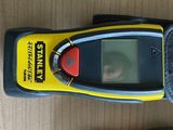 un objet jaune et noir posé sur une table