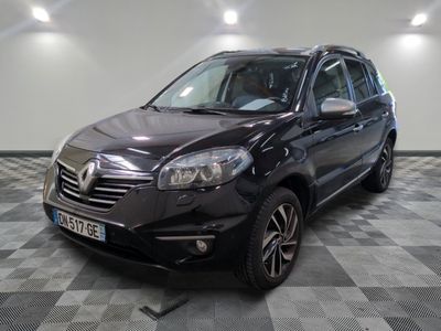 la photo d'une voiture noire garée dans un garage