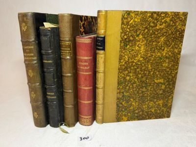 plusieurs vieux livres sont alignés sur une surface blanche