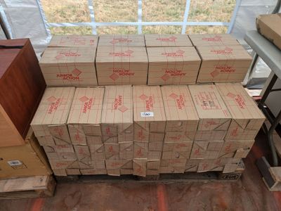 de nombreux cartons empilés sur le sol