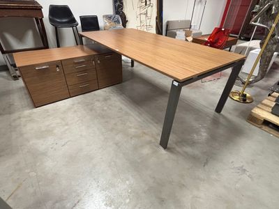 un bureau qui se trouve dans une pièce où il y a beaucoup de meubles