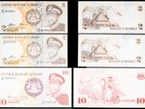 quatre billets de banque de formes et de couleurs différentes